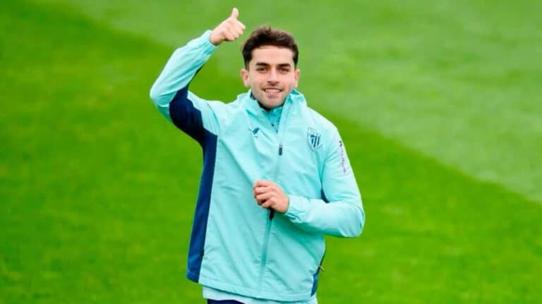 Beñat Prados trotando en el Campo 1 de Lezama tras su operación de ligamento cruzado.