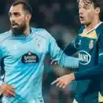 Borja Iglesias del RC Celta en una acción de juego frente a un defensor del RCD Espanyol.