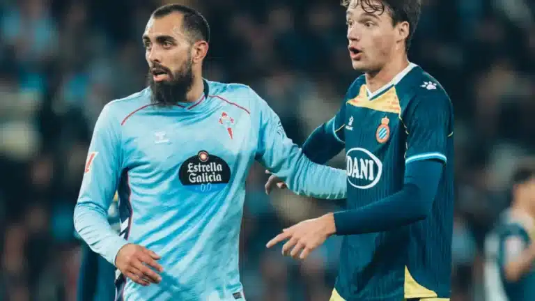 Borja Iglesias del RC Celta en una acción de juego frente a un defensor del RCD Espanyol.