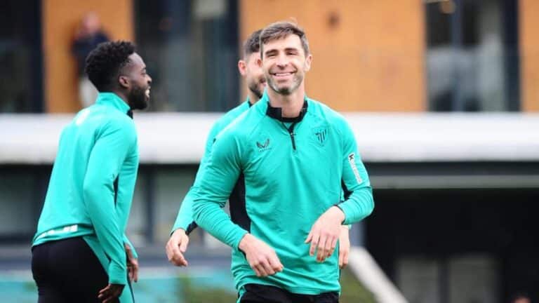 Yeray Álvarez ejercitándose con normalidad junto a sus compañeros en las instalaciones de Lezama.