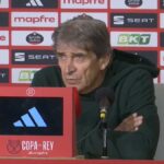 Manuel Pellegrini con gesto serio durante la rueda de prensa tras el 0-5 en La Cartuja contra el Atlético de Madrid.