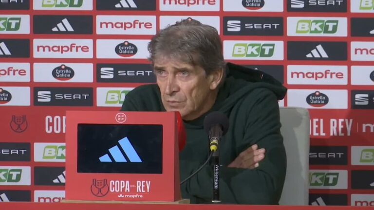 Manuel Pellegrini con gesto serio durante la rueda de prensa tras el 0-5 en La Cartuja contra el Atlético de Madrid.