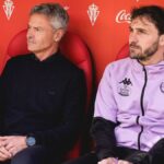 Fran Escribá en el banquillo de El Molinón junto a su cuerpo técnico durante el partido del Real Valladolid ante el Sporting de Gijón
