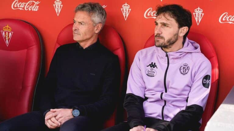 Fran Escribá en el banquillo de El Molinón junto a su cuerpo técnico durante el partido del Real Valladolid ante el Sporting de Gijón