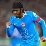 Ademola Lookman con la equipación azul del Atlético de Madrid, concentrado durante el partido ante el Betis