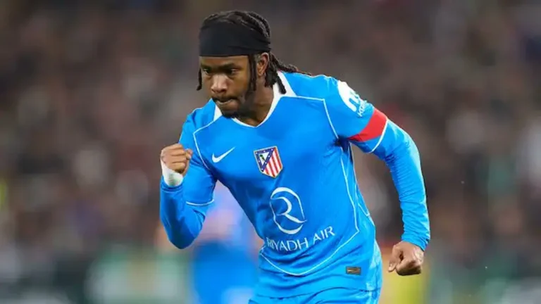 Ademola Lookman con la equipación azul del Atlético de Madrid, concentrado durante el partido ante el Betis