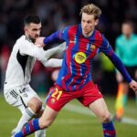 Frenkie de Jong protegiendo el balón ante la presión de un jugador del Albacete durante los cuartos de final de la Copa del Rey.