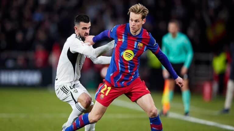 Frenkie de Jong protegiendo el balón ante la presión de un jugador del Albacete durante los cuartos de final de la Copa del Rey.