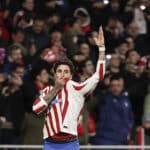 José María Giménez se besa el escudo del Atlético de Madrid al celebrar un gol