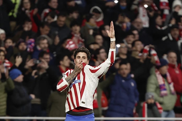 José María Giménez se besa el escudo del Atlético de Madrid al celebrar un gol