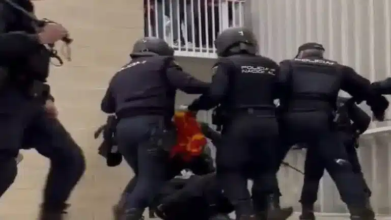 Agentes de la Policía Nacional interviniendo en los alrededores del estadio El Sadar de Pamplona tras los incidentes registrados después del partido entre Osasuna y el Real Madrid.