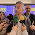 Víctor Font de pie frente a varios micrófonos de prensa explicando su programa electoral "Nosaltres" para el FC Barcelona en febrero de 2026.