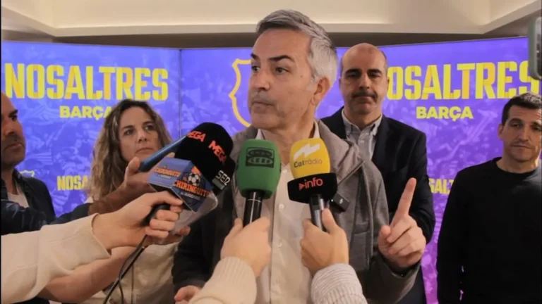 Víctor Font de pie frente a varios micrófonos de prensa explicando su programa electoral "Nosaltres" para el FC Barcelona en febrero de 2026.