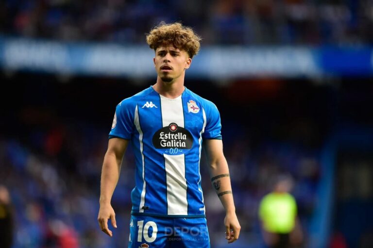 El equipo abraza a Mario Soriano como faro: no fallo ni un pase, dio su séptima asistencia del curso y ya supera su récord de goles generados Mario Soriano conduce el balón presionado por Martón Mario Soriano conduce el balón presionado por Martón Quintana Tener a Mario Soriano es jugar con comodín en la manga. El Deportivo tiene en él un atajo para dotar de brillo su juego ofensivo. Aunque, al mismo tiempo, disponer del pequeño centrocampista madrileño en el eje de su fútbol expone las dificultades colectivas e individuales con las que lidia el equipo cada vez que el balón no pasa por los pies del ‘21’. Mario es el faro blanquiazul. Pero cada vez que no aparece para alumbrar, el Dépor cae en la más absoluta oscuridad. El ejercicio es tan simple como establecer una comparación directa entre la pulcritud, el ritmo y la precisión de las jugadas de ataque deportivistas según intervenga o no el ‘Joker’. La diferencia salta a la vista de manera muy evidente. Y el encuentro ante el Eibar fue la última muestra: el Dépor se ha abonado al ‘Mariosistema’, un método que coloca a Soriano en el epicentro de todo. Para bien y para mal. La pelota fluye en base al cerebro y a las piernas del chico. Pero cuando no puede aparecer, apenas hay nada más a lo que agarrarse. Mario llegó al Dépor como un menudo y prometedor mediapunta. Formado en la cantera del Atlético de Madrid, no pasó el filtro definitivo de un primer equipo en el que llegó a debutar. Quizá su pírrica estatura no recomendaba invertir tiempo y esfuerzos en un talento que, probablemente, no era lo suficientemente grande como para esconder sus defectos en la élite más absoluta. Charlie Patiño, levantando la mano en el Deportivo-Eibar Charlie Patiño reaparece y pide sitio en la ‘selva’ del mediocampo del Dépor Más información Por eso el Atleti le mandó de Erasmus a A Coruña y, tras un año que empezó de insuficiente pero acabó de sobresaliente, no puso reparos más fuertes que el empeño del chico para que el Deportivo acabase quedándoselo en propiedad tras finalizar el período de cesión. Entonces, el joven seguía siendo un enganche nato que hacía jugar. Se ubicaba bien entre líneas, tenía capacidad de giro, decidía bien el pase... pero debía mejorar en cifras. Ahora, dos años y medio después de aquel traspaso definitivo y con la 'mili' en Ipurua de por medio, el madrileño es mucho más que un ‘10’. A falta de explotar en cuanto a números de cara a gol, se ha convertido en un ‘todocampista’. De parecerse jugando a Pablo Aimar a convertirse, salvando las distancias, en el Vitinha blanquiazul. El partido perfecto La llegada de Riki Rodríguez apuntaba a poder permitir que el ‘21’ blanquiazul ascendiese algunos metros en cuanto a altura en el campo. Con el ovetense más cerca del pivote posicional, Mario podría sujetarse más alto. Volver a ser mediapunta. Intervenir en zonas más próximas al área contraria que a la propia. Así sucedió en la primera titularidad del ovetense. En la visita del Dépor a Castellón, Riki conformó el doble pivote inicial junto a José Ángel Jurado, permitiendo que Soriano regresase a la mediapunta. Sin embargo, la falta de certezas en el eje del equipo hizo que Antonio Hidalgo buscase una nueva vuelta de tuerca en el motor. Con un Jurado que estaba ‘gripando’ a ritmos altos, el preparador catalán apostó ante el Eibar por darle el puesto de ‘6’ a Riki y flanquearlo con Diego Villares y Mario Soriano. Mario Soriano, perseguido por dos jugadores del Cádiz Mario Soriano, el Rey Sol al que Riki puede devolver a su balcón Más información Así, el capitán era mediocentro en fase defensiva, pero se soltaba para intervenir menos en la circulación y cargar el área. Para atacar la profundidad y paliar los problemas de ocupación que Hidalgo ha dejado caer en sus últimas comparecencias. Mientras, Mario embocaba el camino contrario: segundo punta sin balón... y organizador en ataque. El movimiento táctico devolvió de nuevo a Mario al centro del tablero. La gran mayoría de ataques pasaron por el menudo centrocampista, que fue iniciador, constructor y finalizador del fútbol de ataque deportivista con un acierto fuera de lo normal. El deportista nacido en el centro peninsular fue el que más conducciones firmó (18) de entre todos los que participaron en el encuentro. Recorrió con la pelota en los pies 182,5 metros, según Opta. Además, 5 de esas carreras fueron progresivas y ayudaron al Dépor a avanzar 91 metros totales. Una barbaridad. Decisivo Además, Soriano firmó un pleno absoluto en pases, a pesar de que su volumen de asociación se elevó hasta las 45 conexiones. Todas ellas, sin excepción, encontraron a un compañero. De hecho, 30 de esos 45 pases fueron más allá de la frontera media que separa el campo propio y el rival. Incluso 3 acabaron en remate de un compañero. Fue el caso del gol, en el que Zakaria Eddahchouri aprovechó una excelsa jugada individual del ‘Joker’. Recibió en el pico del área un gran balón filtrado desde la banda por Alti, buscó a Jair y le sacó óxido a su cadera con un par de amagos en su único regate exitoso del encuentro como paso previo a apurar línea de fondo en la cornisa del área pequeña. Ahí no le hizo ni levantar la cabeza para meter el balón atrás, como mandan los cánones, con la suficiente potencia y precisión correcta como para que el balón encontrase el pie del neerlandés y, directamente, se desviase a la red. Sus 7 asistencias y 3 dianas le permiten alcanzar ya los 10 goles generados, su récord en el fútbol profesional La bandeja que regaló a Eddahchouri supone ya su séptima asistencia de la temporada, una cifra que unida a sus 3 tantos le coloca ya en 10 goles generados de manera directa. A dos meses de cumplir 24 años, ya son sus mejores dígitos de cara a la meta rival desde que está en el fútbol profesional. Volvió a ser el Eibar, su exequipo, de nuevo víctima. El madrileño no entiende de morriña. El pasado curso, ya con Óscar Gilsanz en el banquillo, solventó también un pobre encuentro del equipo frente al rival armero en Riazor con un golazo en el tiempo añadido. Esta campaña sumó indirectamente el otro gol definitivo para amarrar tres importantes puntos. Desequilibró en el área contraria Soriano, aunque su influencia es tan grande que el Deportivo ya ha asumido el ‘Mariosistema’ como principal y casi único método para acercarse al mejor juego posible y, por ende, al triunfo.