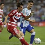 Jugadores del Málaga CF y el Granada CF durante un partido de Segunda División