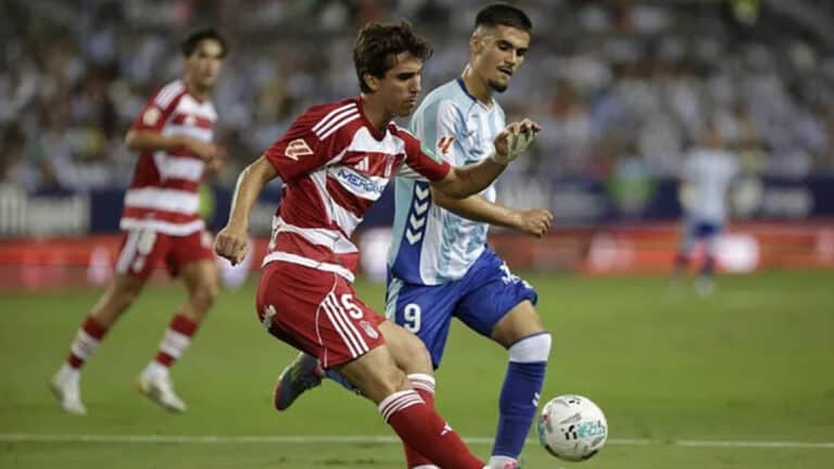 Jugadores del Málaga CF y el Granada CF durante un partido de Segunda División