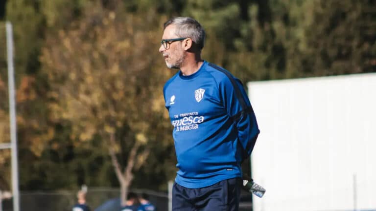 Jon Pérez Bolo, entrenador de la SD Huesca, gesticula durante un entrenamiento en El Alcoraz analizando variantes tácticas.