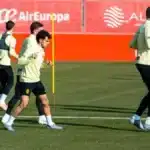 Jugadores del RCD Mallorca durante un ejercicio de posesión en el entrenamiento de Son Bibiloni en febrero de 2026.