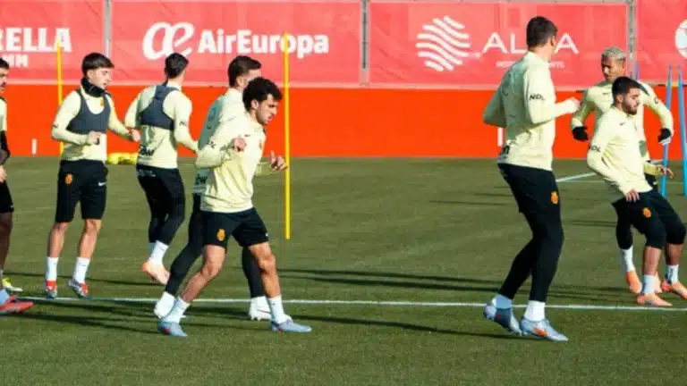 Jugadores del RCD Mallorca durante un ejercicio de posesión en el entrenamiento de Son Bibiloni en febrero de 2026.