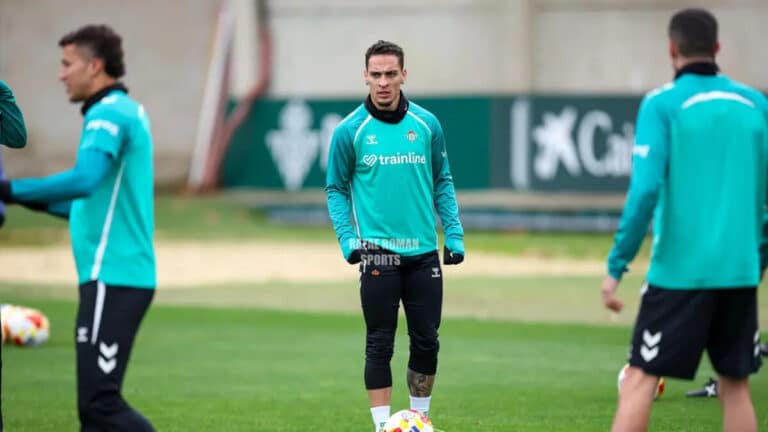 Antony y sus compañeros del Real Betis durante una sesión de entrenamiento en la Ciudad Deportiva Luis del Sol.