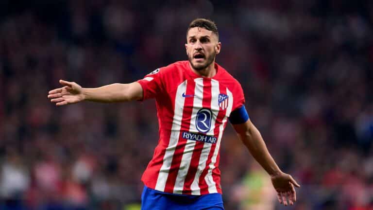 Koke, dando indicaciones dentro del terreno de juego con el Atlético de Madrid