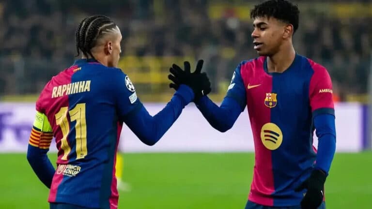 Raphinha y Lamine Yamal compartiendo un momento de complicidad durante un partido del FC Barcelona.