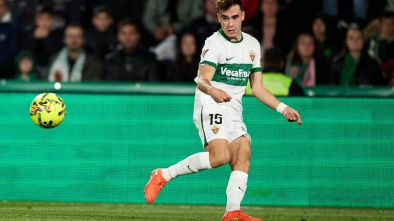 Álvaro Núñez durante un partido con el Elche CF antes de su traspaso al RC Celta.