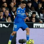 David Jiménez durante un lance del partido frente al Valencia en Mestalla, mostrando seguridad defensiva.