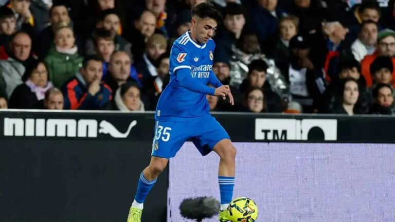 David Jiménez durante un lance del partido frente al Valencia en Mestalla, mostrando seguridad defensiva.