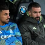 Dani Carvajal junto a Dani Ceballos con gesto adusto en el banquillo del Madrid
