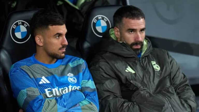 Dani Carvajal junto a Dani Ceballos con gesto adusto en el banquillo del Madrid