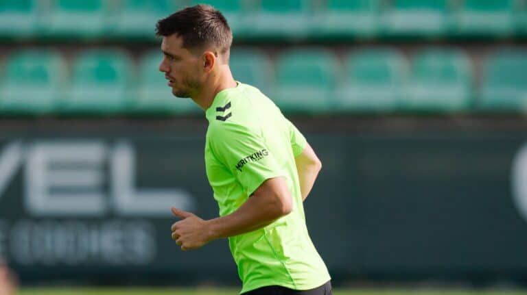 Giovani Lo Celso durante un entrenamiento, concentrado en su proceso de recuperación con el Real Betis.