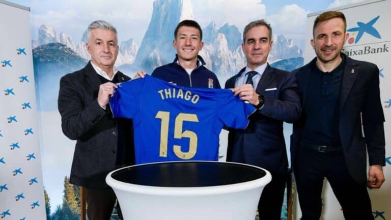 Thiago Fernández durante su presentación como futbolista del Real Oviedo, cedido por el Villarreal.