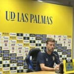 Luis García, entrenador de la UD Las Palmas, gesticulando durante una rueda de prensa en Barranco Seco.