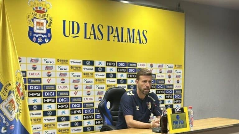 Luis García, entrenador de la UD Las Palmas, gesticulando durante una rueda de prensa en Barranco Seco.