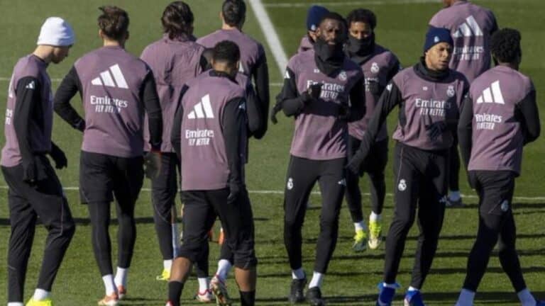 Jugadores del Real Madrid entrenando en Valdebebas bajo la dirección de Álvaro Arbeloa antes del partido de Liga.