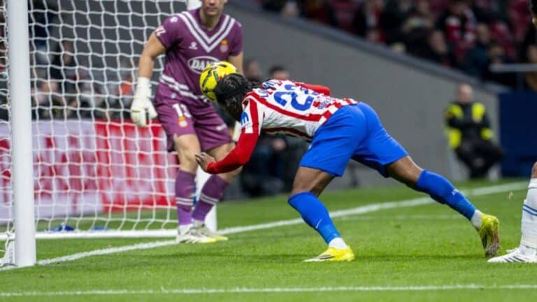 Ademola Lookman rematando de cabeza en un córner durante un partido del Atlético de Madrid en LaLiga