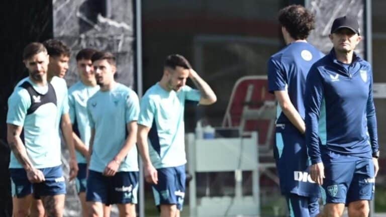Jugadores del Athletic Club entrenando con Valverde a la cabeza
