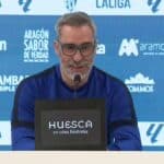 Jon Pérez Bolo, entrenador de la SD Huesca, esbozando una sonrisa durante una rueda de prensa previa al partido contra el Sporting de Gijón.
