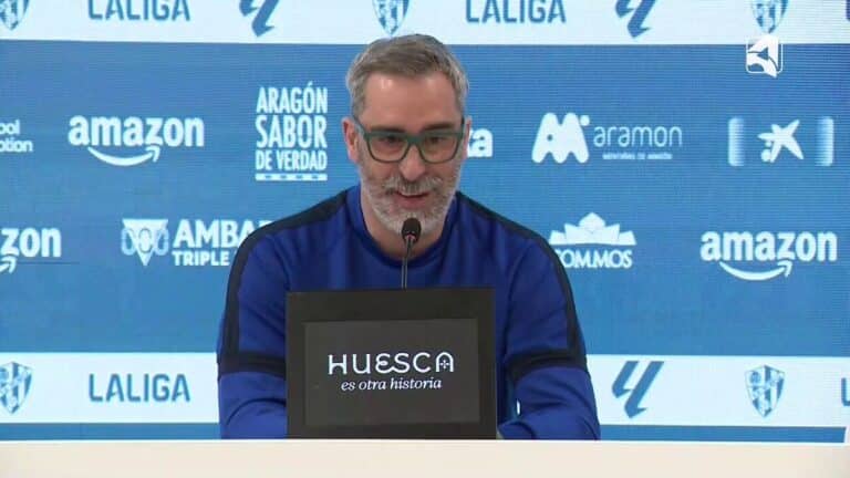 Jon Pérez Bolo en el banquillo de la SD Huesca durante un partido de LaLiga Hypermotion con gesto pensativo