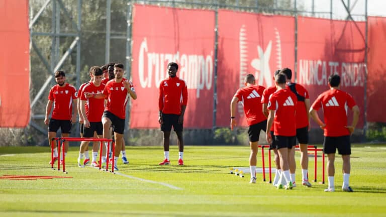 Jugadores del Sevilla FC durante un entrenamiento a puerta cerrada en la semana del derbi ante el Real Betis