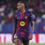 Raphinha durante un partido con el FC Barcelona, mostrando concentración en una acción de ataque.