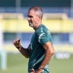 Gaizka Garitano, entrenador del Cádiz CF, pensativo durante un entrenamiento previo al partido contra el Almería.