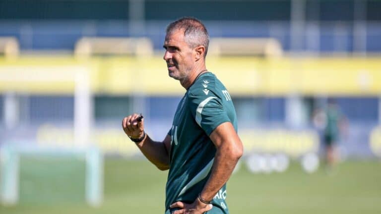 Gaizka Garitano, entrenador del Cádiz CF, pensativo durante un entrenamiento previo al partido contra el Almería.