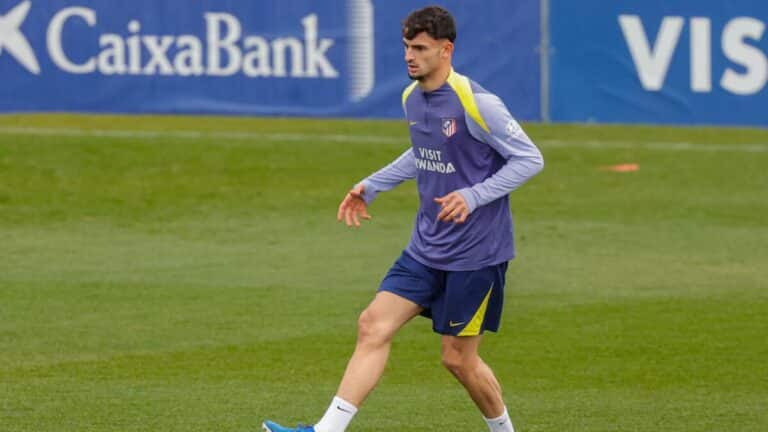Marc Pubill ejercitándose con normalidad en el entrenamiento del Atlético de Madrid previo al duelo contra el FC Barcelona.
