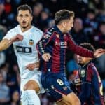 Guido Rodríguez disputando un balón en el derbi entre el Valencia CF y el Levante