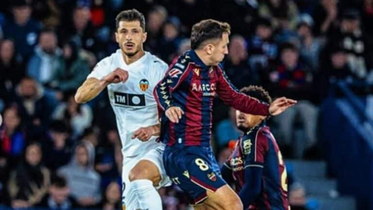 Guido Rodríguez disputando un balón en el derbi entre el Valencia CF y el Levante
