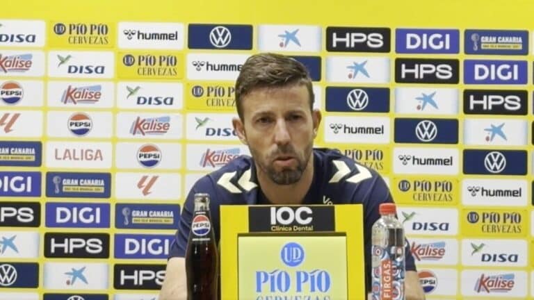 Luis García, entrenador de la UD Las Palmas, durante una rueda de prensa en la temporada 2025-26