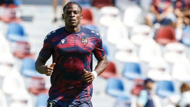 Primer plano de Etta Eyong con la camiseta del Levante UD, con gesto concentrado y el escudo del club visible en el pecho en febrero de 2026.