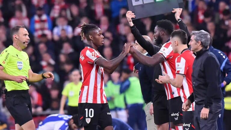 Nico Williams abandonando el campo tras ser sustituido en un partido contra la Real Sociedad en San Mamés.